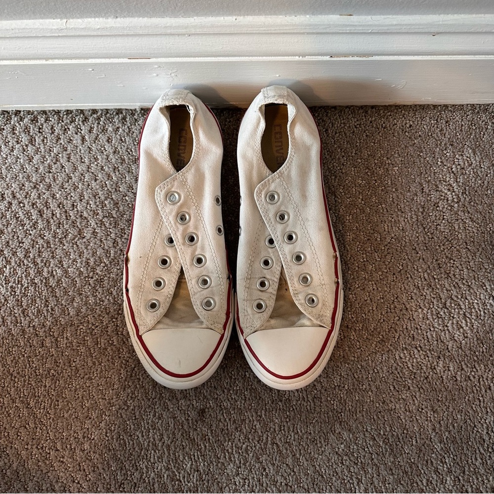 Low top converse sneaker